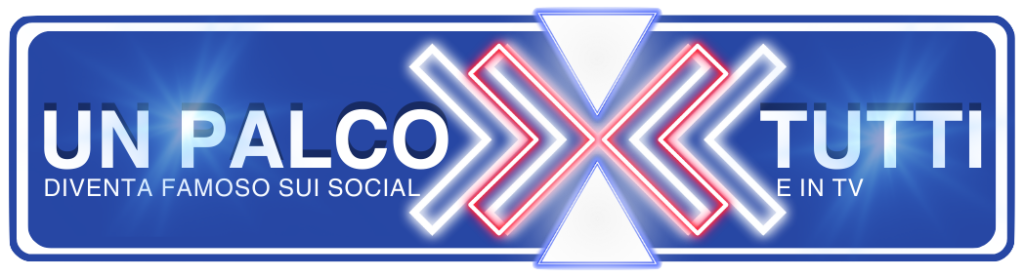 Banner blu con scritte “UN PALCO” e “X TUTTI”, logo X luminoso rosso e bianco.